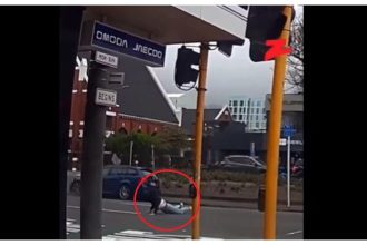 Βίντεο σοκ με σφοδρούς ανέμους να παρασύρουν πεζό