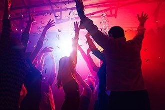 Την ώρα που συγκλονίζει ο θάνατος της 16χρονης από κατανάλωση αλκοόλ πατρινοί μαθητές ετοιμάζουν πάρτι με ποτά σε κλαμπ!