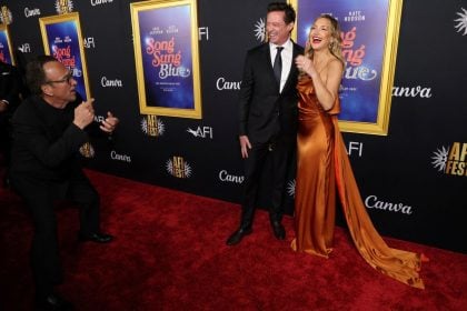 «Είναι δύσκολο να μην τον ερωτευτείς» – Η Κέιτ Χάντσον υπογραμμίζει τη γοητεία του Χιου Τζάκμαν