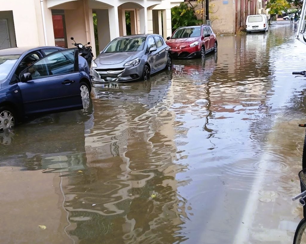 Μεσολόγγι: Πλημμύρισαν σπίτια και δρόμοι - Δεκάδες κλήσεις στην Πυροσβεστική για αντλήσεις και απεγκλωβισμούς (ΦΩΤΟ)
