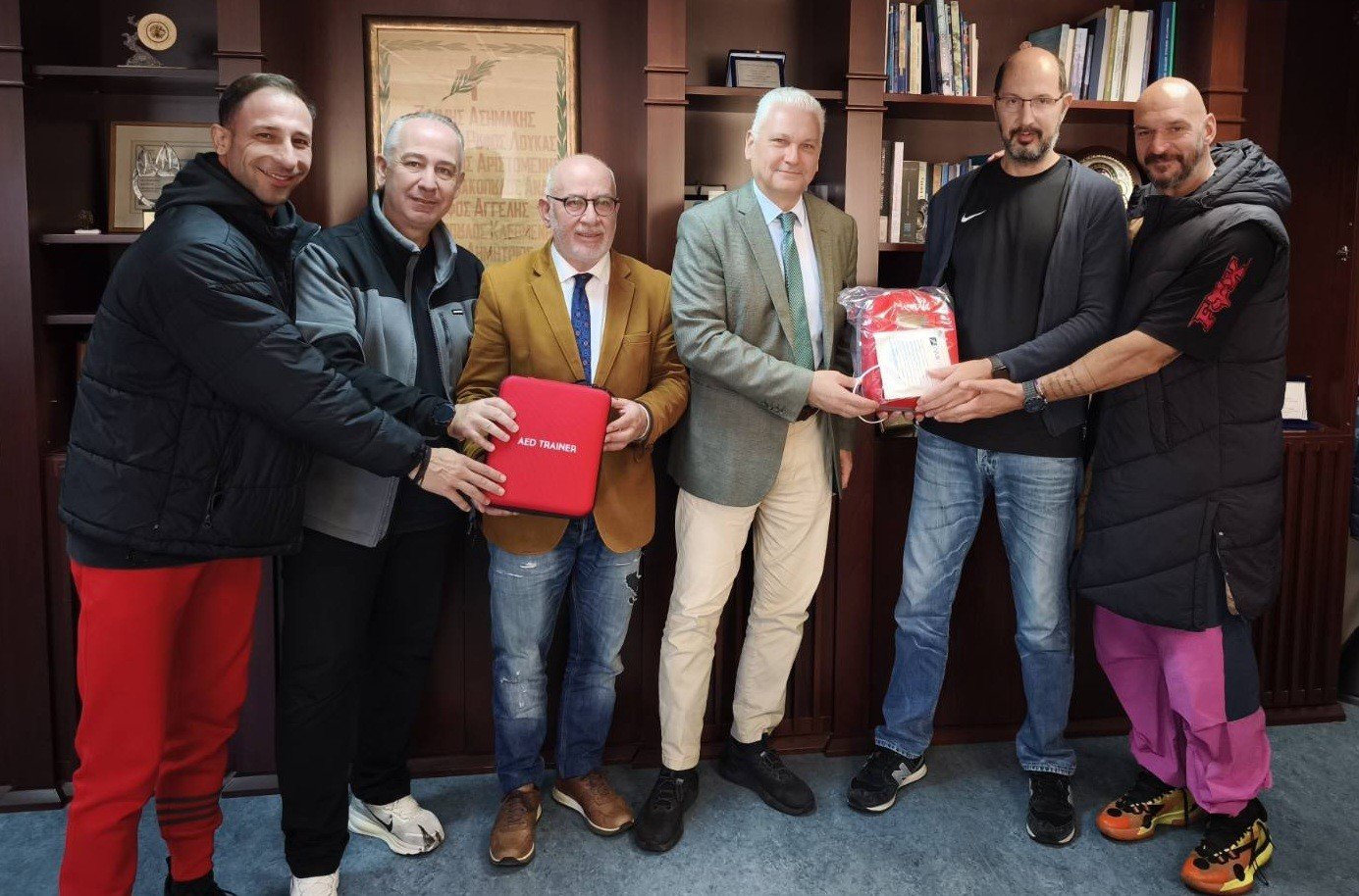 Παραδόθηκαν από την Περιφέρεια δύο απινιδωτές στο Σύλλογο Ιδιοκτητών Γυμναστών Αχαΐας