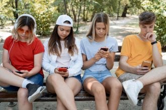 Ευρωβουλευτές ζητούν όριο ηλικίας τα 16 έτη για την πρόσβαση στα social media και τους βοηθούς AI