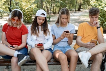 Ευρωβουλευτές ζητούν όριο ηλικίας τα 16 έτη για την πρόσβαση στα social media και τους βοηθούς AI