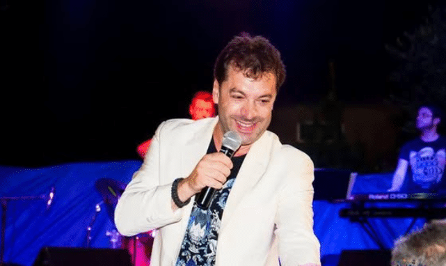 Οι Πατρινοί αποχαιρετούν στο διαδίκτυο τον τραγουδιστή Γιάννη Πανίτσα που "έφυγε" στα 55 του