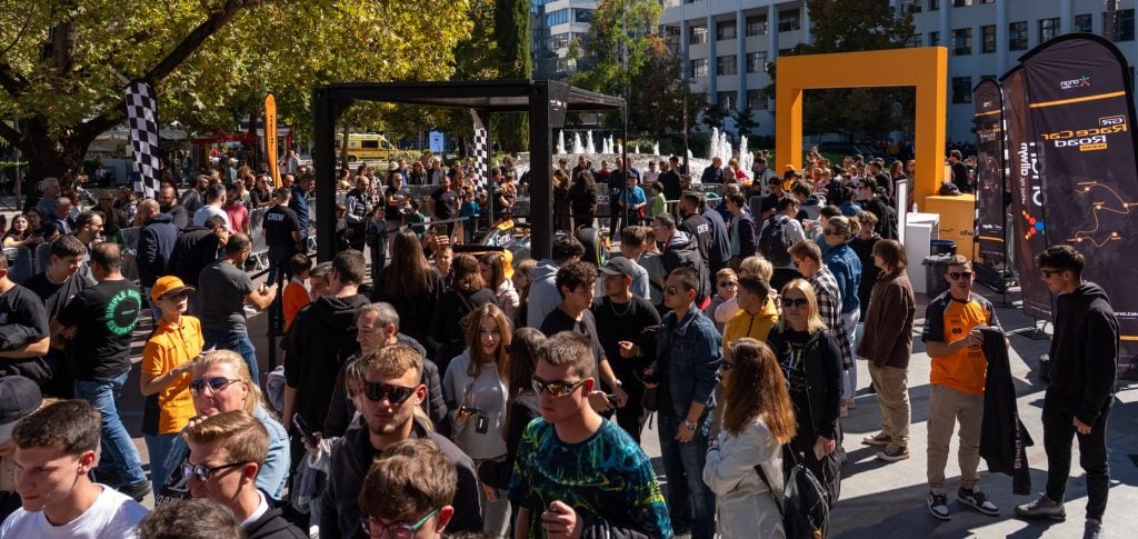 Η αυθεντική εμπειρία Formula 1 στην Πάτρα την Κυριακή 19 Οκτωβρίου: Η πλατεία Γεωργίου φιλοξενεί το showcar της McLaren F1 Team και προσομοιωτές F1 που εκτοξεύουν την αδρεναλίνη στα ύψη