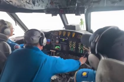 Η αγωνιώδης προσπάθεια των πιλότων να κρατήσουν το αεροσκάφος, που πέταξε στο «μάτι» του τυφώνα - ΣΥΓΚΛΟΝΙΣΤΙΚΟ ΒΙΝΤΕΟ