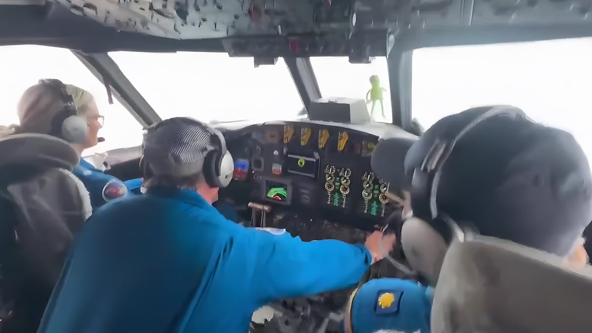 Η αγωνιώδης προσπάθεια των πιλότων να κρατήσουν το αεροσκάφος, που πέταξε στο «μάτι» του τυφώνα - ΣΥΓΚΛΟΝΙΣΤΙΚΟ ΒΙΝΤΕΟ