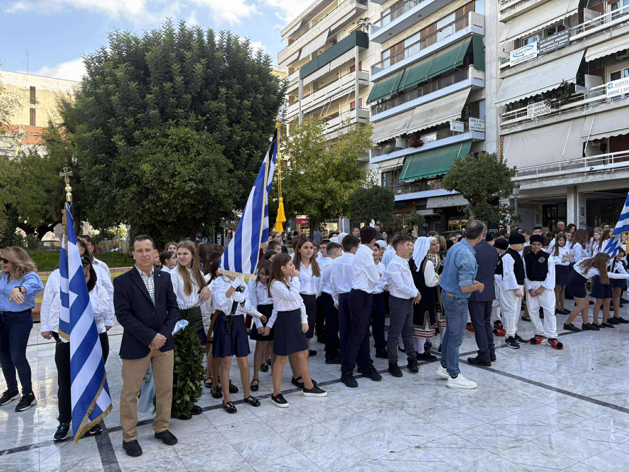 Πάτρα: Οι μαθητές τίμησαν την Εθνική Επέτειο - Κατέθεση στεφάνων στην πλ. Όλγας ΦΩΤΟ