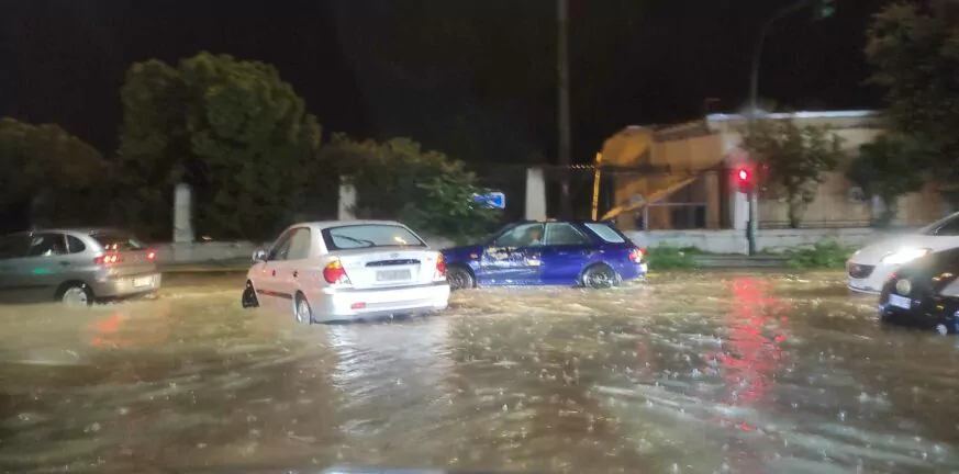 Πάτρα: Η κακοκαιρία έφερε πλημμύρες σε Ακτή Δυμαίων και Παραλία - "Ποτάμια" οι δρόμοι