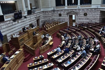 Βουλή: Ψηφίστηκε με 158 «ναι» το νομοσχέδιο του υπουργείου Εργασίας για το 13ωρο