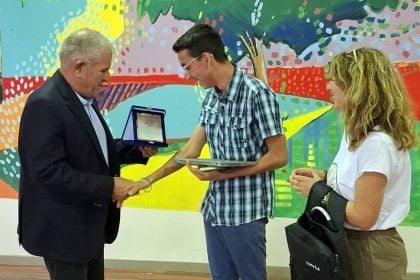 Ένα παιδί του Κέντρου Κοινωνικής Πρόνοιας άνοιξε τα φτερά του - Βράβευση για την εισαγωγή του στο Ελληνικό Μεσογειακό Πανεπιστήμιο