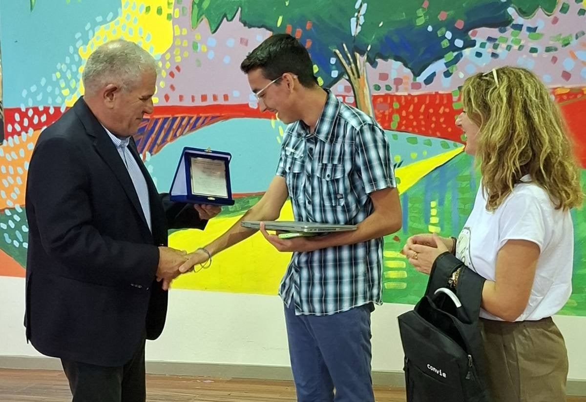Ένα παιδί του Κέντρου Κοινωνικής Πρόνοιας άνοιξε τα φτερά του - Βράβευση για την εισαγωγή του στο Ελληνικό Μεσογειακό Πανεπιστήμιο