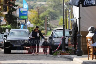 Χαλαρές στιγμές στα Καλάβρυτα για τον Βασίλη Κικίλια, τη σύζυγο και τον γιο του - Ο υπουργός θα παραβρεθεί στις εκδηλώσεις για την 28η Οκτωβρίου - ΦΩΤΟ