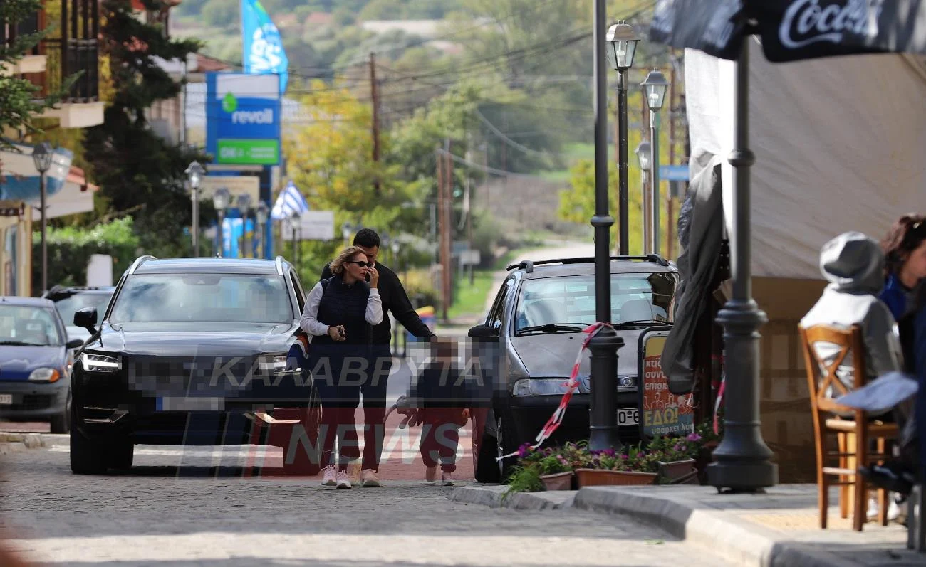 Χαλαρές στιγμές στα Καλάβρυτα για τον Βασίλη Κικίλια, τη σύζυγο και τον γιο του - Ο υπουργός θα παραβρεθεί στις εκδηλώσεις για την 28η Οκτωβρίου - ΦΩΤΟ