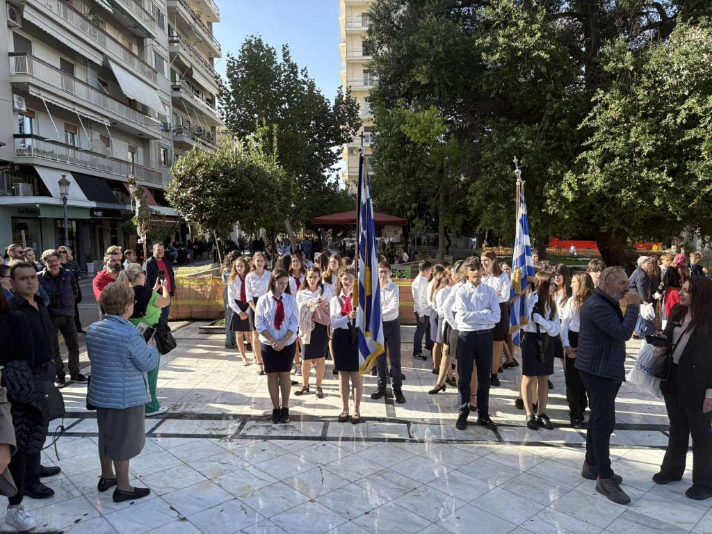 Πάτρα: Οι μαθητές τίμησαν την Εθνική Επέτειο - Κατέθεση στεφάνων στην πλ. Όλγας ΦΩΤΟ