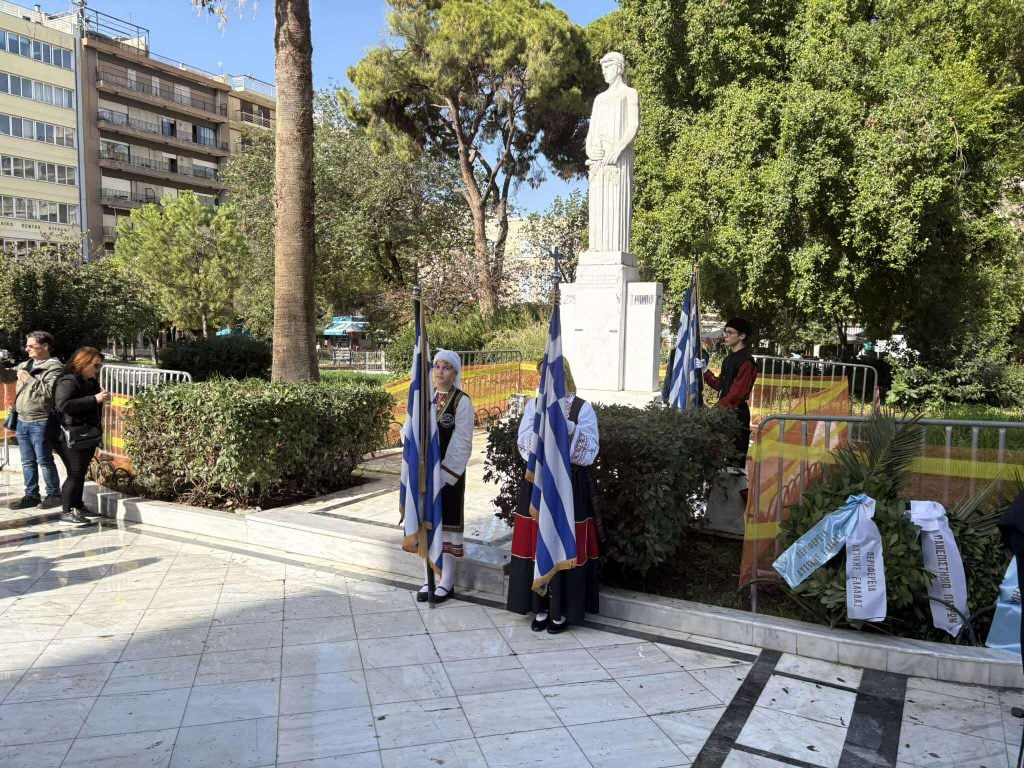 Πάτρα: Οι μαθητές τίμησαν την Εθνική Επέτειο - Κατέθεση στεφάνων στην πλ. Όλγας ΦΩΤΟ