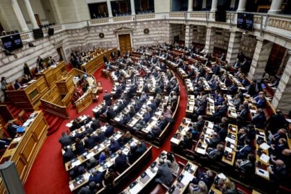 Τροπολογία για τον Άγνωστο Στρατιώτη: Live η συζήτηση στη Βουλή