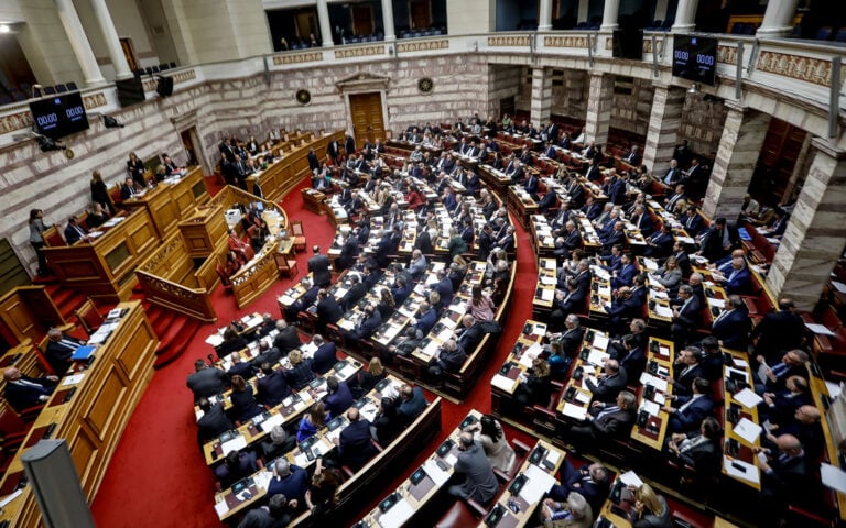 Τροπολογία για τον Άγνωστο Στρατιώτη: Live η συζήτηση στη Βουλή