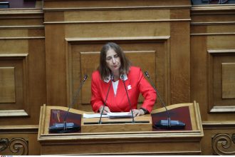 Σοκ στη Βουλή: Διεκόπη η συνεδρίαση γιατί λιποθύμησε η εισηγήτρια της Ελληνικής Λύσης Μαρία Αθανασίου