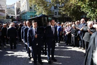 Η Ελλάδα αποχαιρέτησε τον Διονύση Σαββόπουλο - Με τη «Συννεφούλα» και χειροκροτήματα το τελευταίο αντίο στον μεγάλο τραγουδοποιό (ΦΩΤΟ & ΒΙΝΤΕΟ)