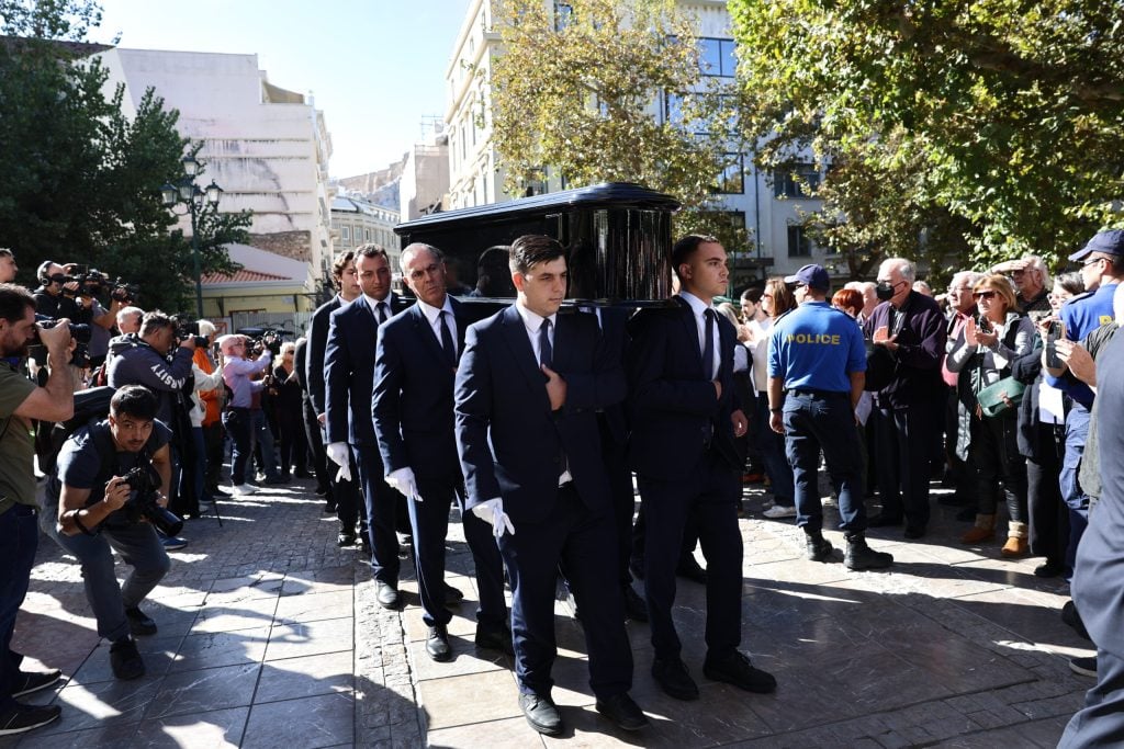 Η Ελλάδα αποχαιρέτησε τον Διονύση Σαββόπουλο - Με τη «Συννεφούλα» και χειροκροτήματα το τελευταίο αντίο στον μεγάλο τραγουδοποιό (ΦΩΤΟ & ΒΙΝΤΕΟ)