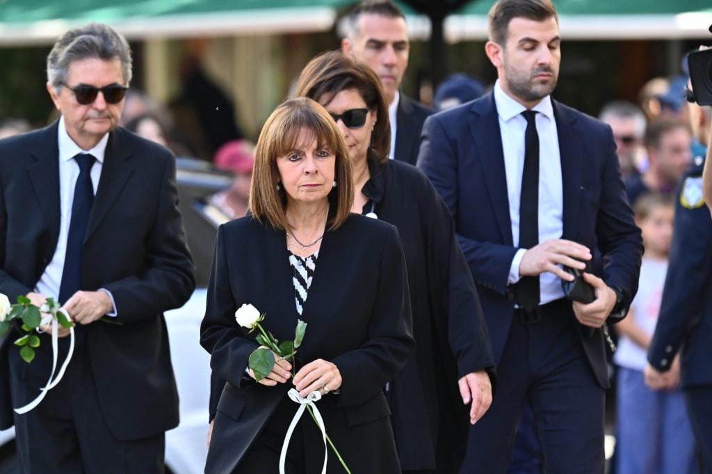 Η Ελλάδα αποχαιρέτησε τον Διονύση Σαββόπουλο - Με τη «Συννεφούλα» και χειροκροτήματα το τελευταίο αντίο στον μεγάλο τραγουδοποιό (ΦΩΤΟ & ΒΙΝΤΕΟ)