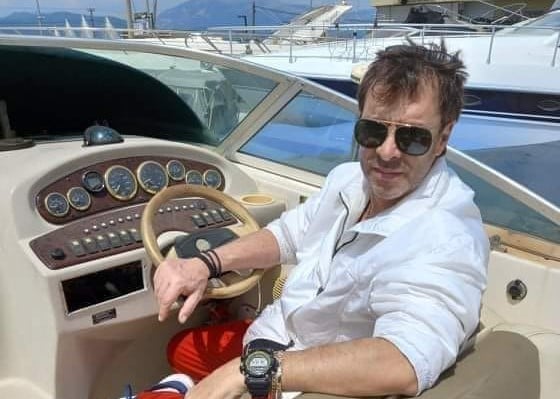 Θλίψη στην Πάτρα: Έφυγε από τη ζωή ο τραγουδιστής Γιάννης Πανίτσας σε ηλικία 55 ετών