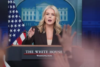 Ποια είναι η εκπρόσωπος του Τραμπ που απάντησε «η μάνα σου» σε δημοσιογράφο μετά την ερώτηση ποιος πρότεινε τη Βουδαπέστη για τη συνάντηση με Πούτιν