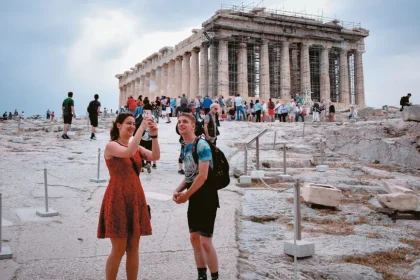 ΤτΕ: Ορόσημο για τις τουριστικές εισπράξεις – Πρώτη φορά πάνω από €16,7 δισ. στο 8μηνο και €4,5 δισ. τον Αύγουστο