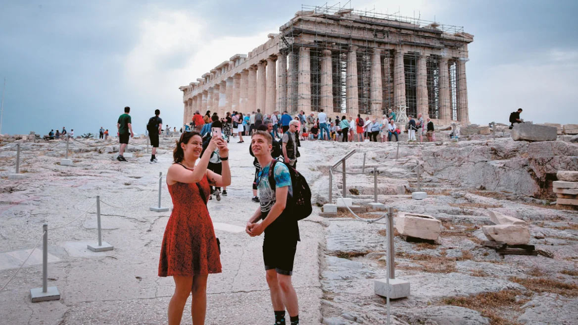 ΤτΕ: Ορόσημο για τις τουριστικές εισπράξεις – Πρώτη φορά πάνω από €16,7 δισ. στο 8μηνο και €4,5 δισ. τον Αύγουστο