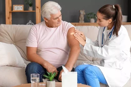 Το πασίγνωστο εμβόλιο που γίνεται στους 60χρονους και προστατεύει από καρδιακά νοσήματα και άνοια