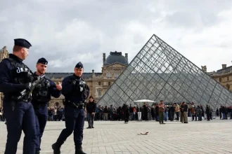 Κλοπή στο Λούβρο: Σφίγγα οι δύο συλληφθέντες, δεν έχουν πει λέξη – Στο σκοτάδι οι έρευνες για τα 8 κοσμήματα