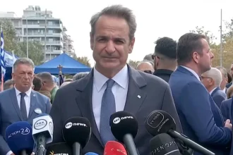 Μητσοτάκης: Να μεταλαμπαδεύσουμε το μήνυμα της ενότητας του '40 - Οι Ένοπλες Δυνάμεις είναι εδώ για να υπερασπιστούν την ελευθερία μας