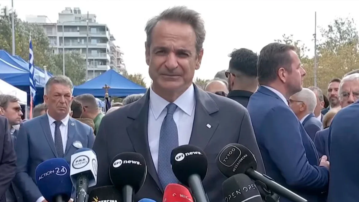 Μητσοτάκης: Να μεταλαμπαδεύσουμε το μήνυμα της ενότητας του '40 - Οι Ένοπλες Δυνάμεις είναι εδώ για να υπερασπιστούν την ελευθερία μας
