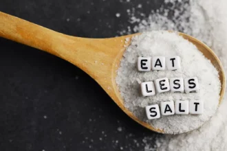 Πίεση: Τι θα συμβεί αν τρώμε ένα κουταλάκι αλάτι λιγότερο την ημέρα