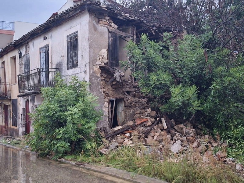 Κατέρρευσε παλιό κτίριο στο Μεσολόγγι μετά τις έντονες βροχοπτώσεις