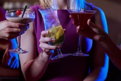 Συλλήψεις στο Λουτράκι για διάθεση αλκοόλ σε ανηλίκους