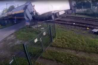 Ολλανδία: Φορτηγό έκανε μανούβρα πάνω σε φυλασσόμενη διάβαση και συγκρούστηκε με τρένο - Δείτε βίντεο