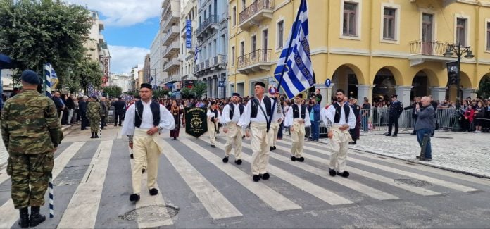 Με υπερηφάνεια η μεγάλη παρέλαση για το έπος της 28ης Οκτωβρίου στην Πάτρα-ΔΕΙΤΕ ΔΕΚΑΔΕΣ ΦΩΤΟΓΡΑΦΙΕΣ
