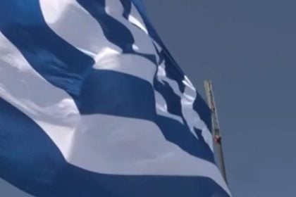 Σημαία 1.440 τ.μ. υψώθηκε για 10η χρονιά στην Κρήτη, ανήμερα της Εθνικής Επετείου