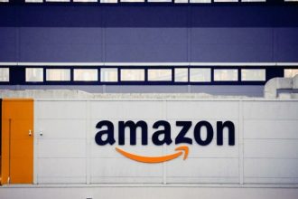 Amazon: «Μαχαίρι» σε 14.000 θέσεις εργασίας – Πώς η Τεχνητή Νοημοσύνη αλλάζει το μοντέλο της