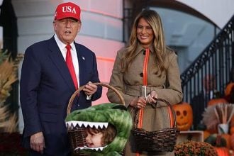 Halloween στον Λευκό Οίκο: Ο Donald Trump και η Melania υποδέχθηκαν εκατοντάδες παιδιά με γλυκά και φαντασία