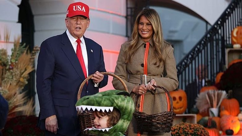 Halloween στον Λευκό Οίκο: Ο Donald Trump και η Melania υποδέχθηκαν εκατοντάδες παιδιά με γλυκά και φαντασία