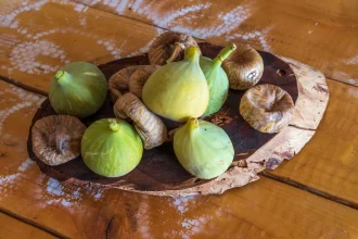 Πώς αποξηραίνουμε και αποθηκεύουμε τα σύκα του καλοκαιρού