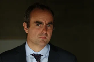 Πέφτει η κυβέρνηση στη Γαλλία, παραιτήθηκε ο Σεμπαστιάν Λεκορνί από πρωθυπουργός-Καταρρέουν τα χρηματιστήρια