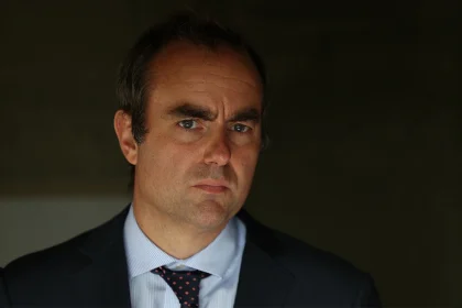 Πέφτει η κυβέρνηση στη Γαλλία, παραιτήθηκε ο Σεμπαστιάν Λεκορνί από πρωθυπουργός-Καταρρέουν τα χρηματιστήρια