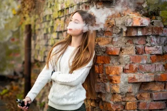 Στοιχεία – σοκ: 1 στα 10 παιδιά καπνίζει – Για ένα «νέο κύμα εθισμού στη νικοτίνη» προειδοποιεί ο ΠΟΥ