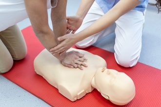 Kάθε χρόνο πεθαίνουν στην Ελλάδα χίλια άτομα από ανακοπή – Η σημασία της ΚΑΡΠΑ