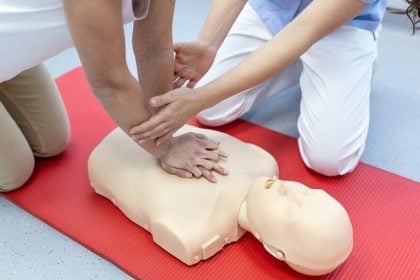 Kάθε χρόνο πεθαίνουν στην Ελλάδα χίλια άτομα από ανακοπή – Η σημασία της ΚΑΡΠΑ