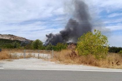 ΤΩΡΑ – Φωτιά στον Πλάτανο Ερυμάνθου κοντά σε τυροκομείο